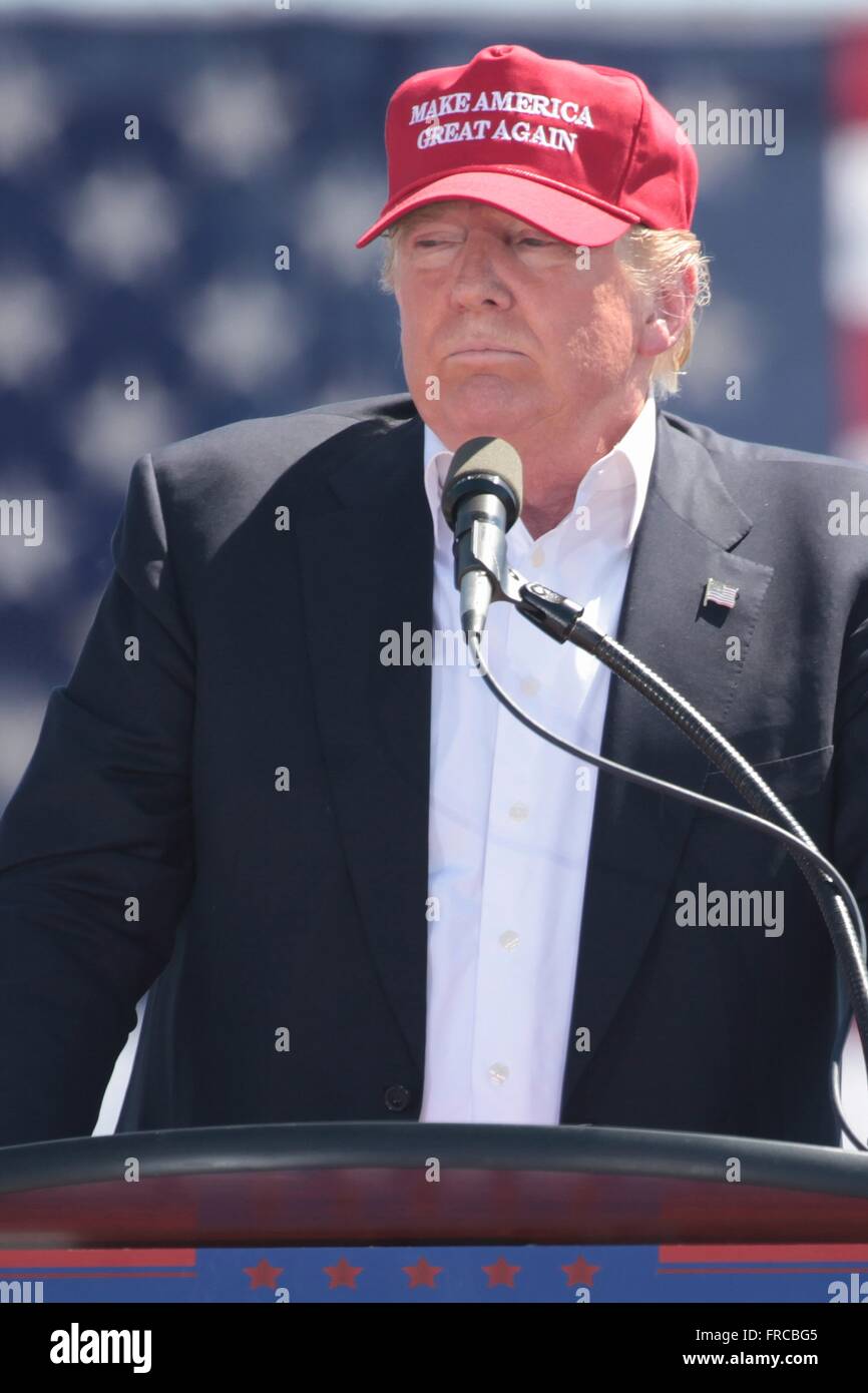 Il miliardario candidato presidenziale repubblicano Donald Trump parlando ai tifosi nel corso di una campagna al rally di Fontana Park Marzo 19, 2016 a Fountain Hills, Arizona. Foto Stock