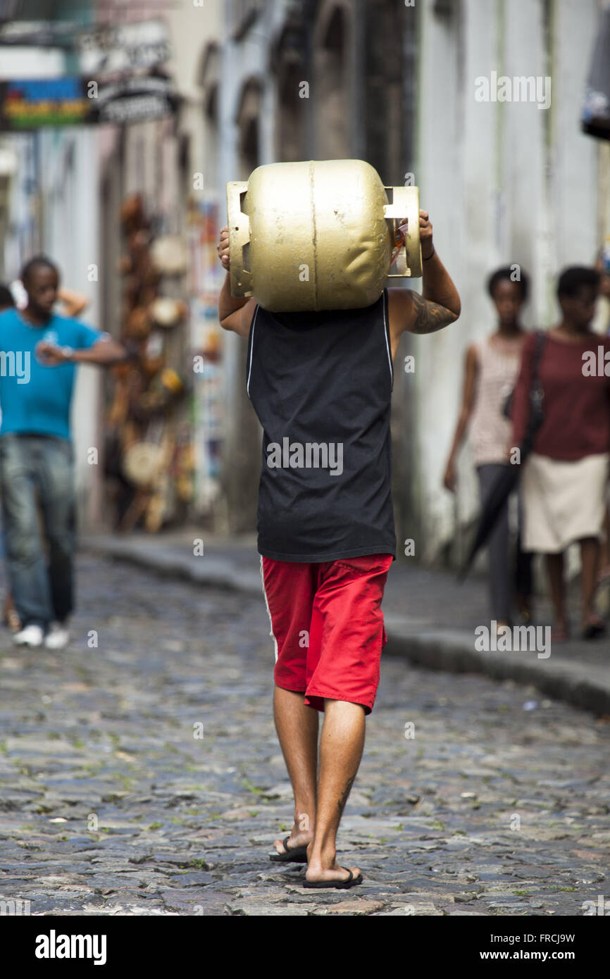 Uomo che porta bombola del gas Foto Stock