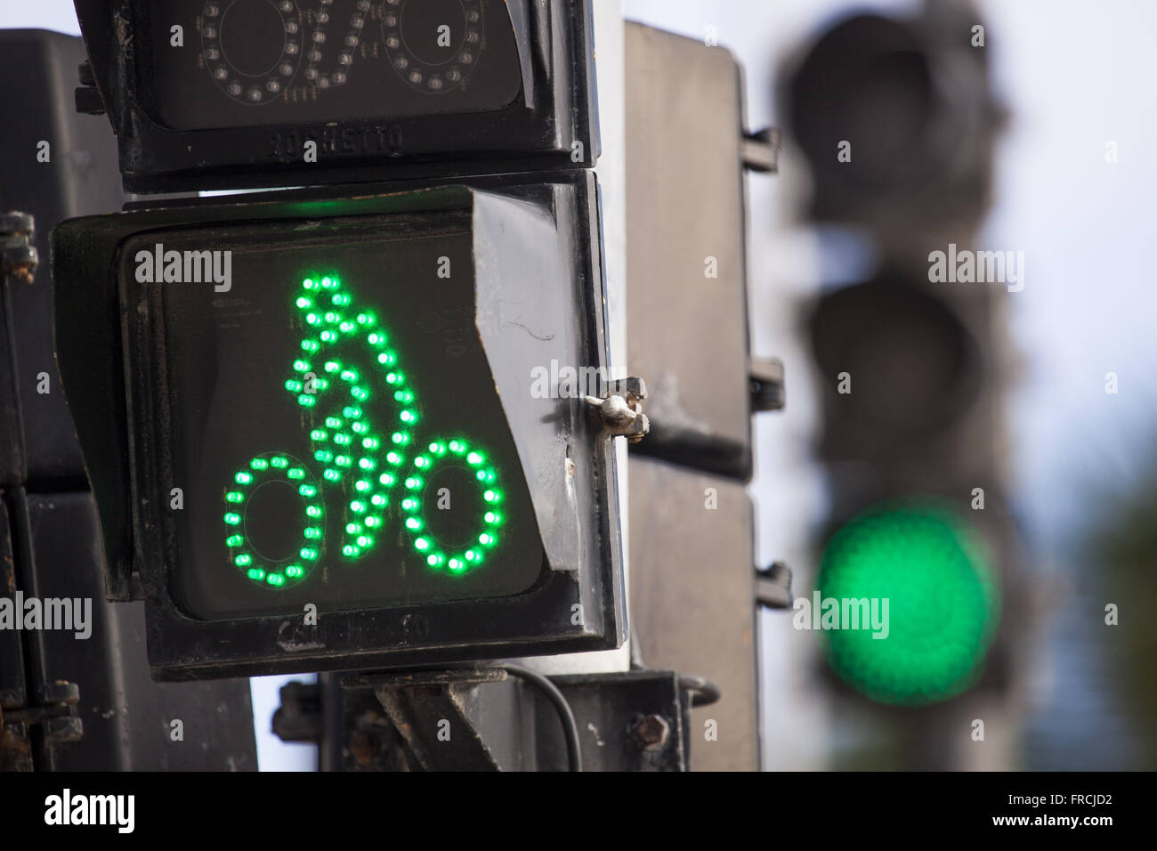 Il verde il semaforo per il traffico in bicicletta sulla strada di Praia de Boa Viagem Foto Stock