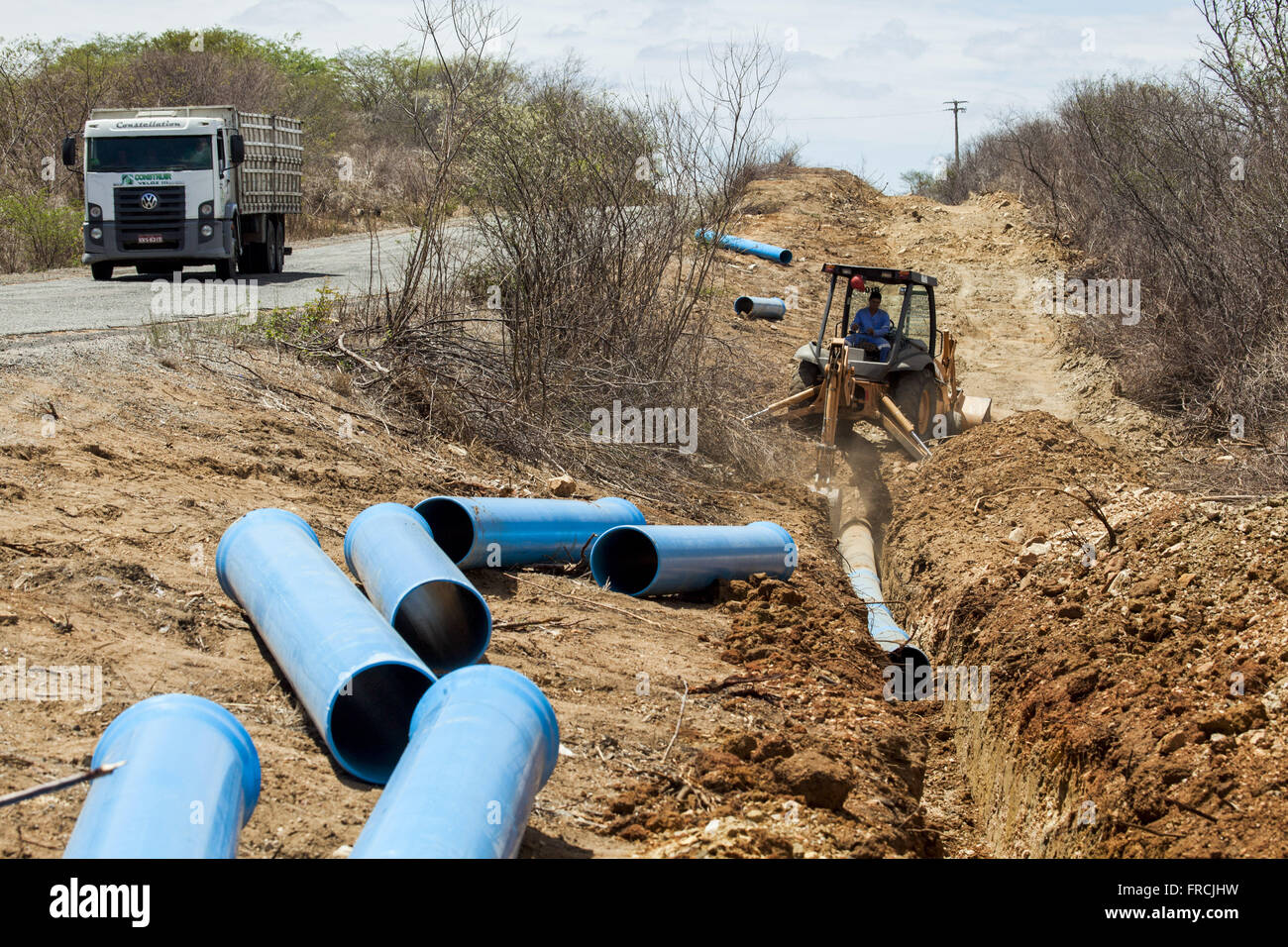 Posa di tubo sul lato del percorso 320 per PE-Pipeline di Pajeu Foto Stock