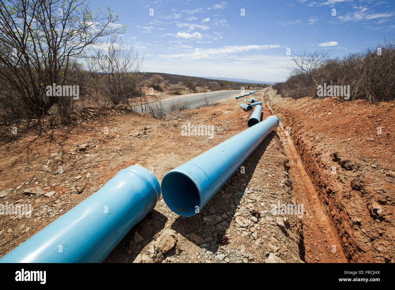 Posa di tubo sul lato del percorso 320 per PE-Pipeline di Pajeu Foto Stock