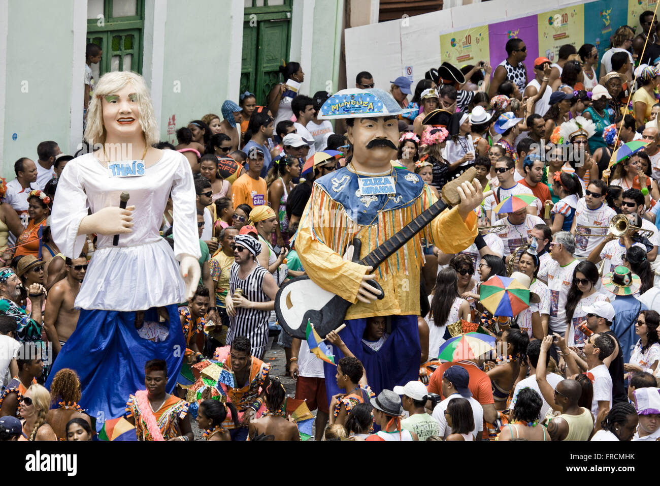 Bambole raffiguranti Zuza Miranda e Thais durante il carnevale di strada Foto Stock
