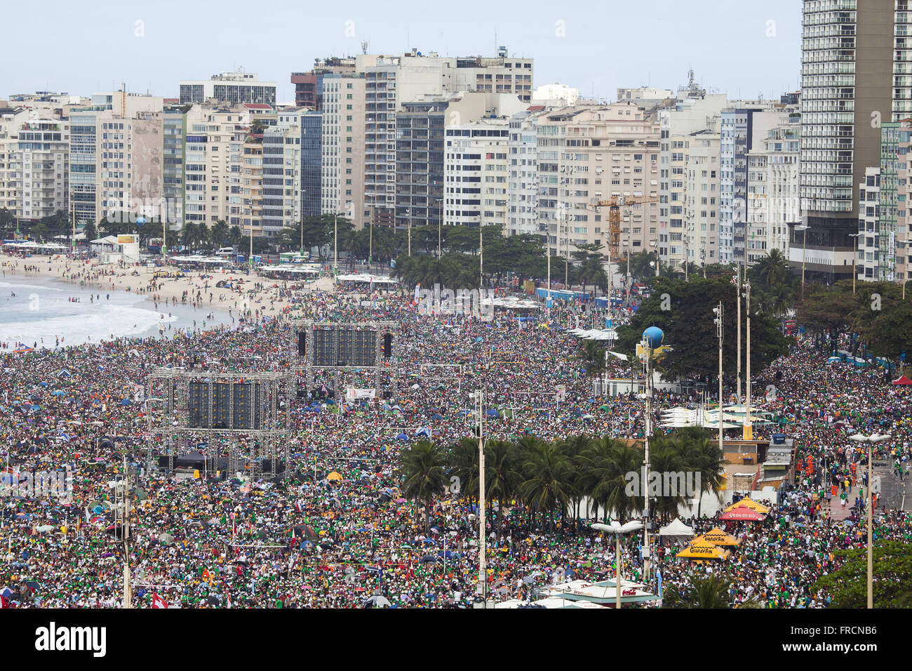 La folla di giovani in occasione della Giornata Mondiale della Gioventù 2013 a Rio sulla spiaggia di Copacabana Foto Stock