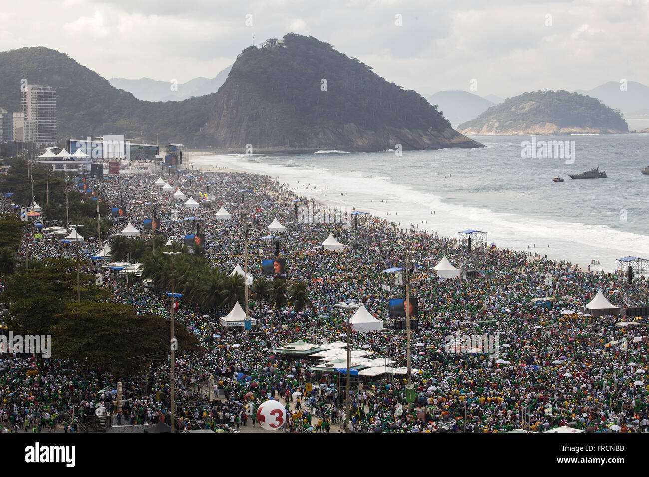 La folla di giovani in occasione della Giornata Mondiale della Gioventù 2013 a Rio sulla spiaggia di Copacabana Foto Stock