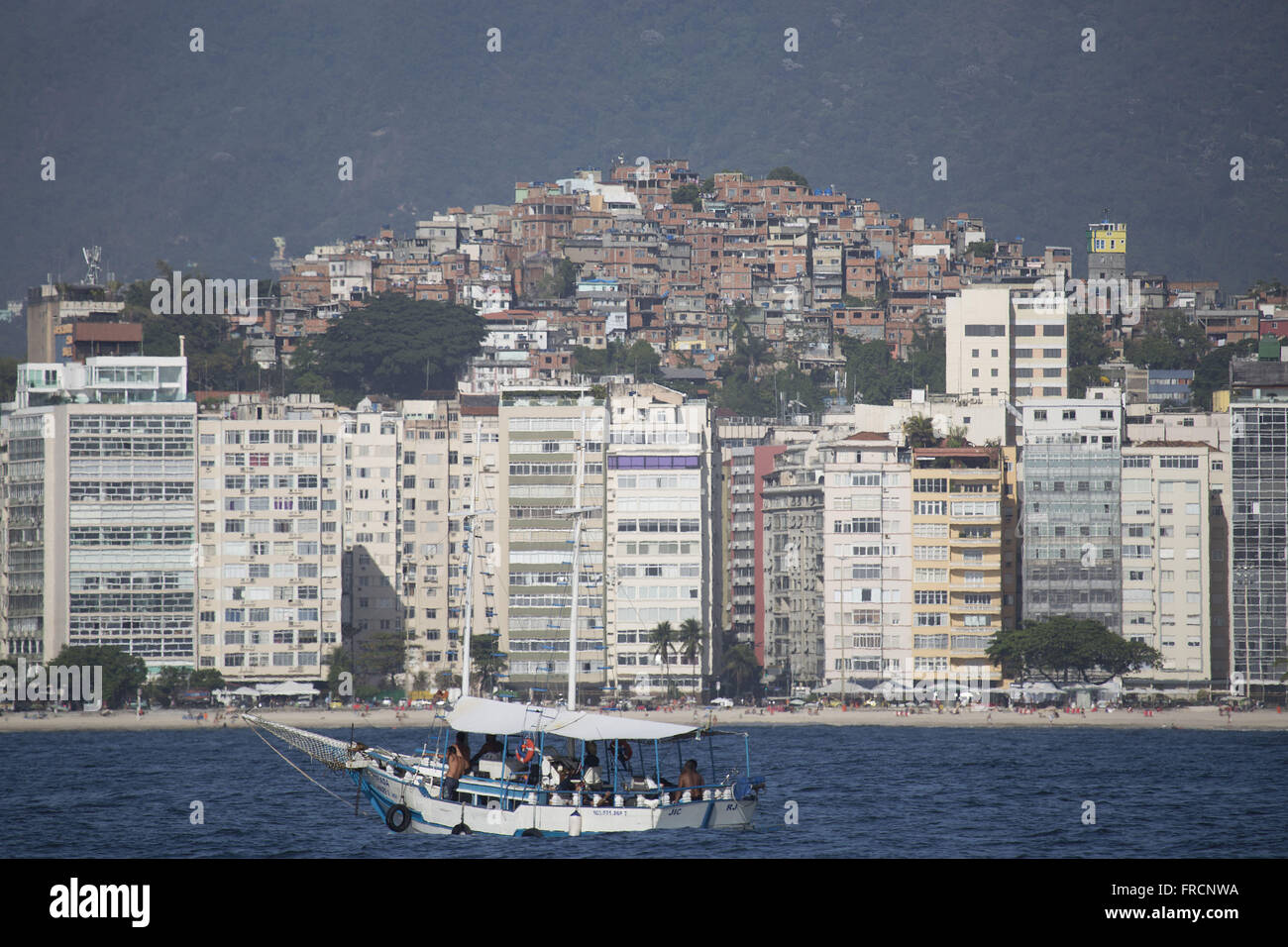 Edificio sulla spiaggia di Copacabana - vicino a Rua Souza Lima - con la baraccopoli Cantagalo incidentali Foto Stock