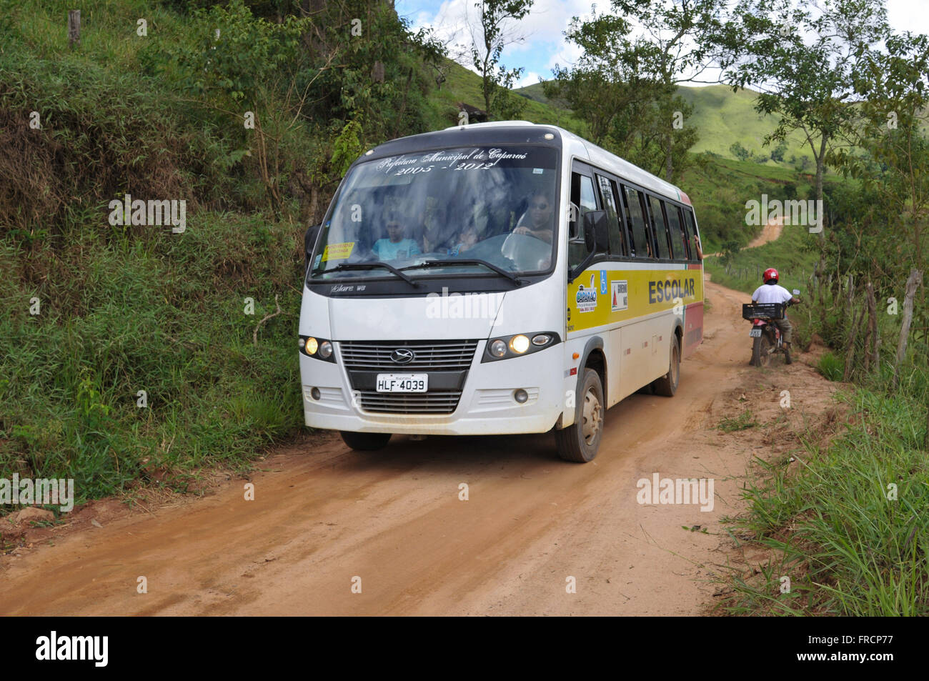 Bus di scuola viaggiando su strada sterrata in campagna Foto Stock