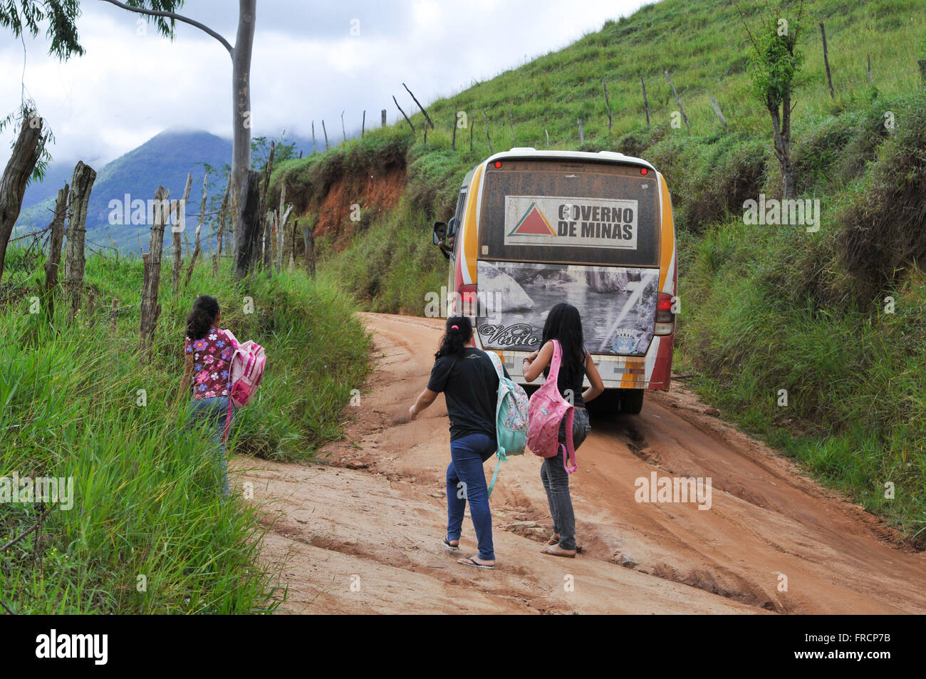 Gli adolescenti e la scuola i trasporti su strada sterrata in campagna Foto Stock