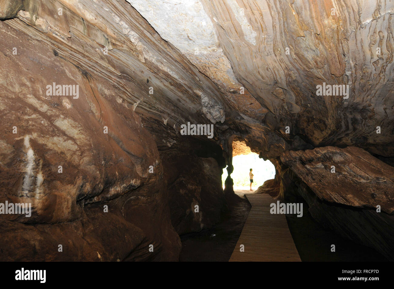 Tourist Visa da dentro la grotta di Limon, sito archeologico datato 4500 anni fa Foto Stock