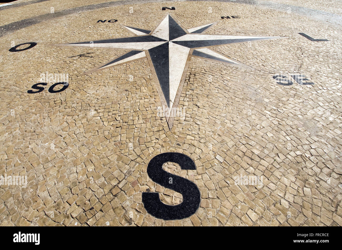 Scheda della bussola che indica i punti cardinali timbratura plaza della città di Sao Carlos Foto Stock