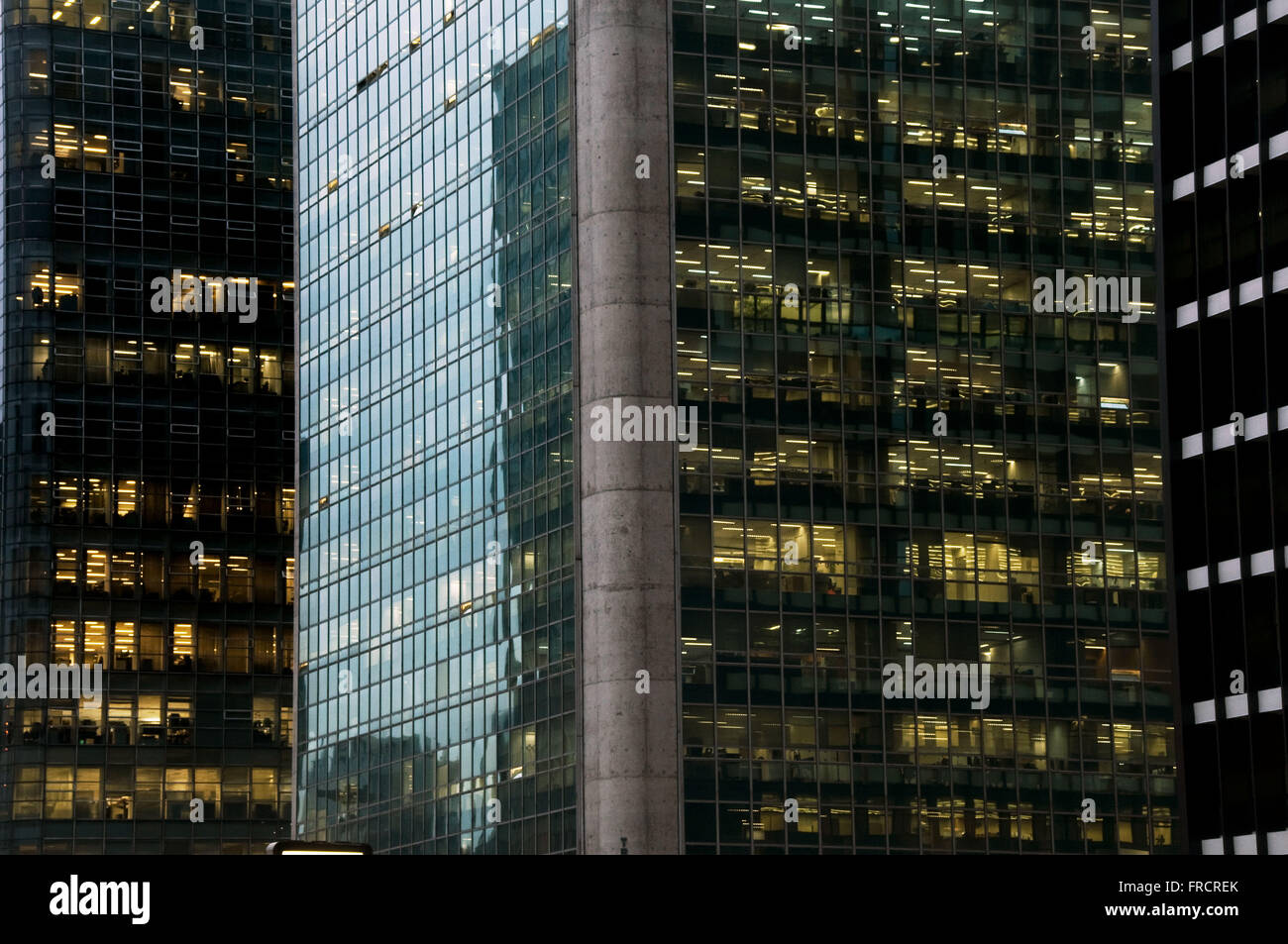 La costruzione di edifici commerciali su Avenida Paulista al crepuscolo Foto Stock