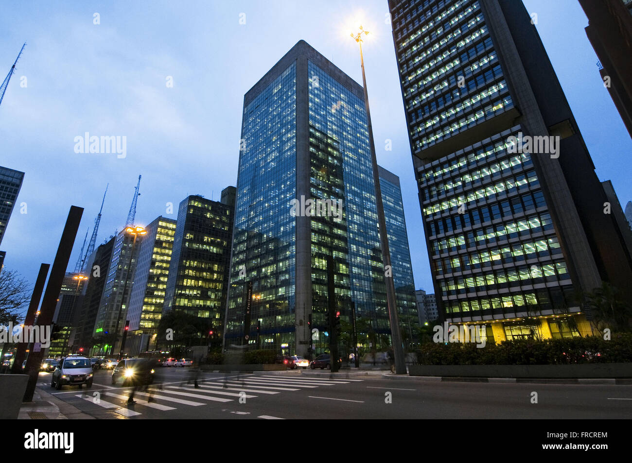 La costruzione di edifici commerciali su Avenida Paulista al crepuscolo Foto Stock