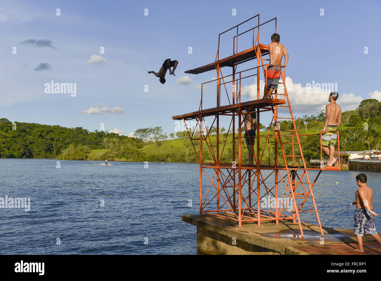 Trampolino di salto nel Rio Paranapanema Foto Stock