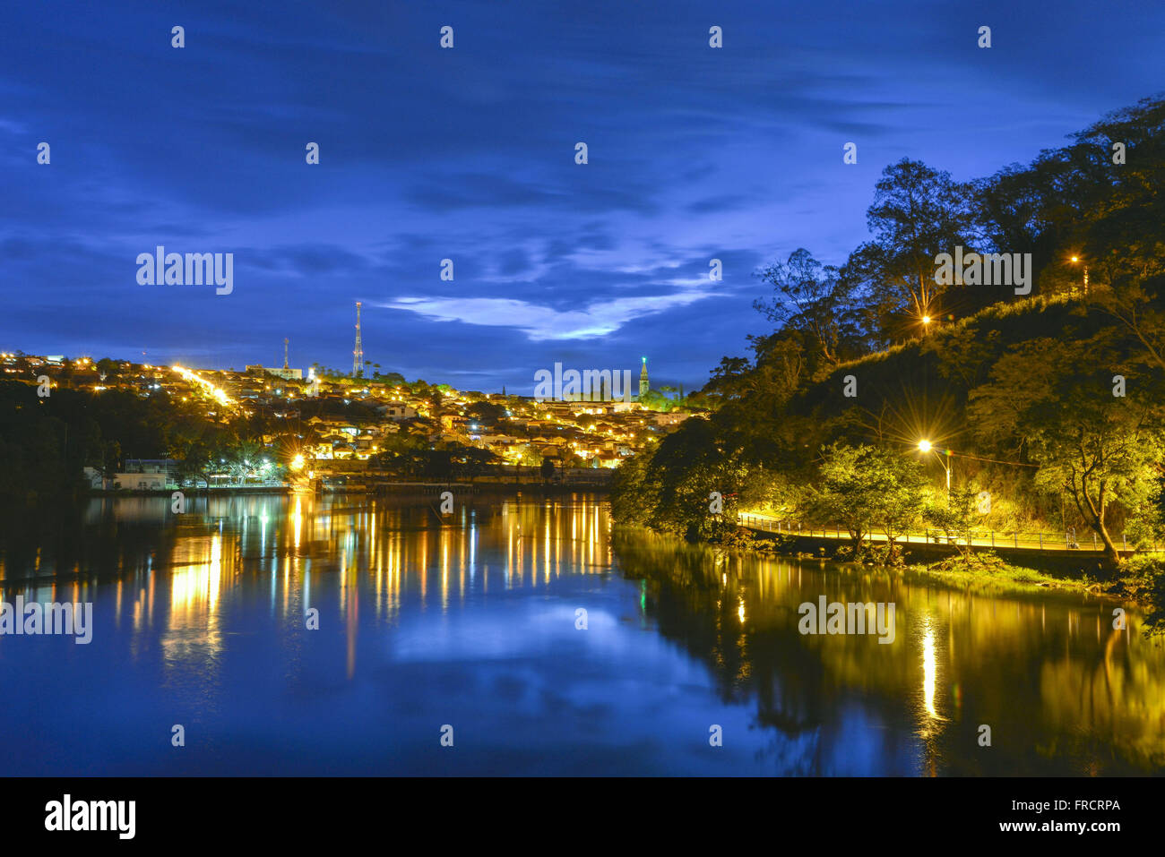 Nel tardo pomeriggio paesaggio con fiume Paranapanema nel centro della città Foto Stock