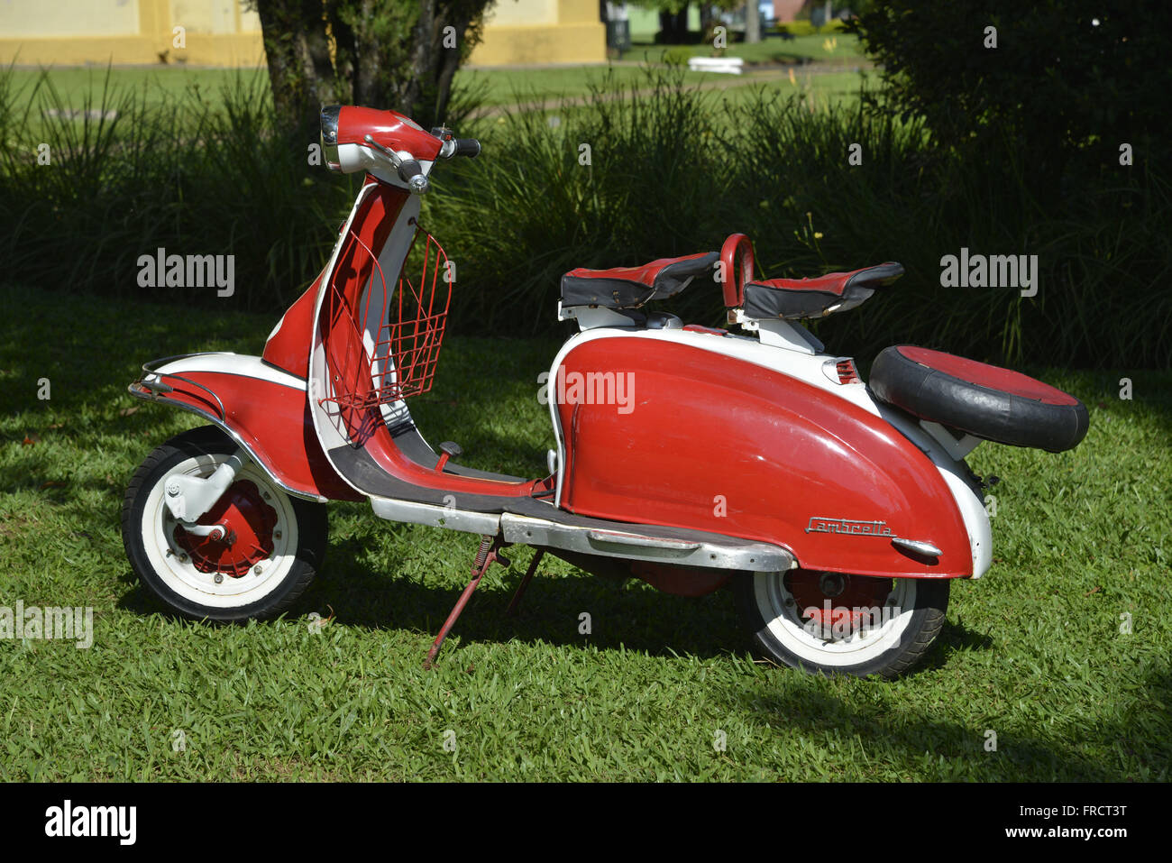 Scooter sul display di vecchi veicoli di Leopoldo Mercer piazza nel centro della città Foto Stock