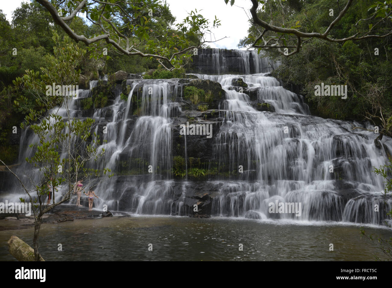 I turisti rinfrescante in cascata nelle vicinanze del Parco Statale Guartelá Foto Stock