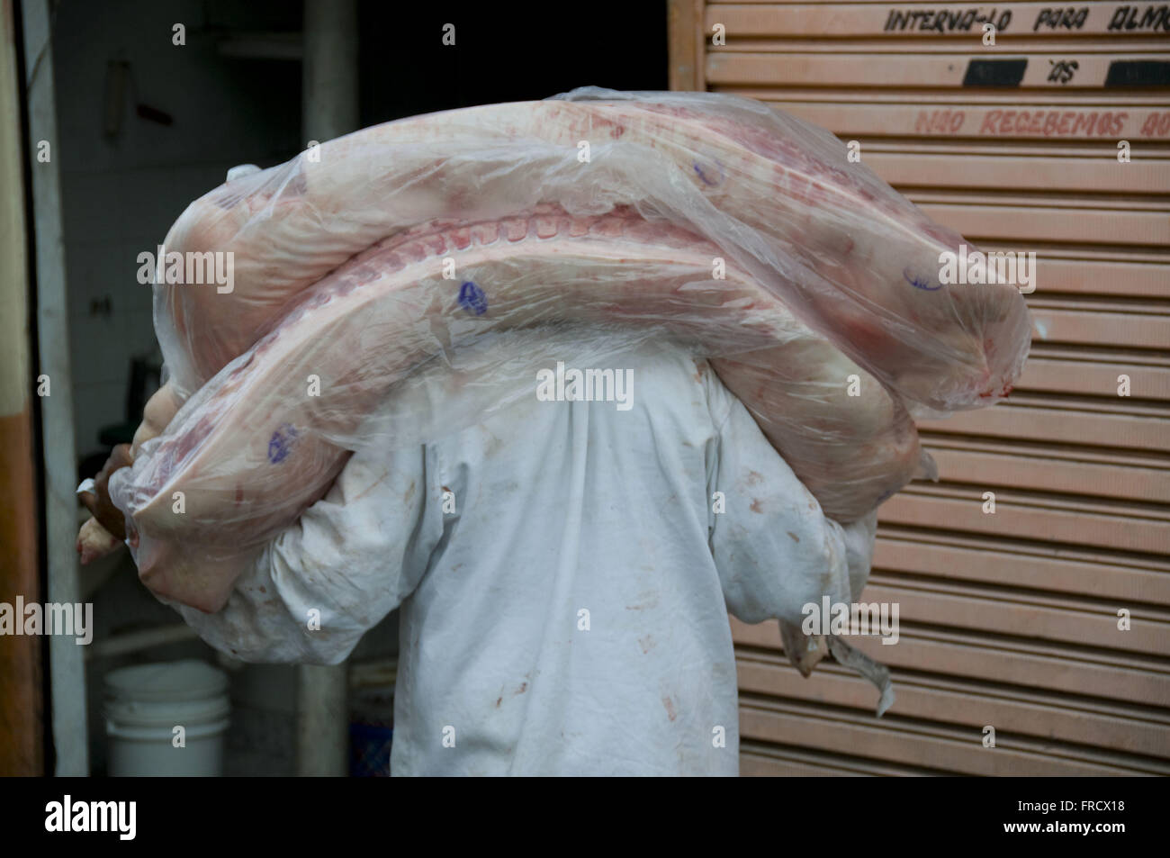 Camion frigorifero rendendo la consegna di carni in città Garca Foto Stock