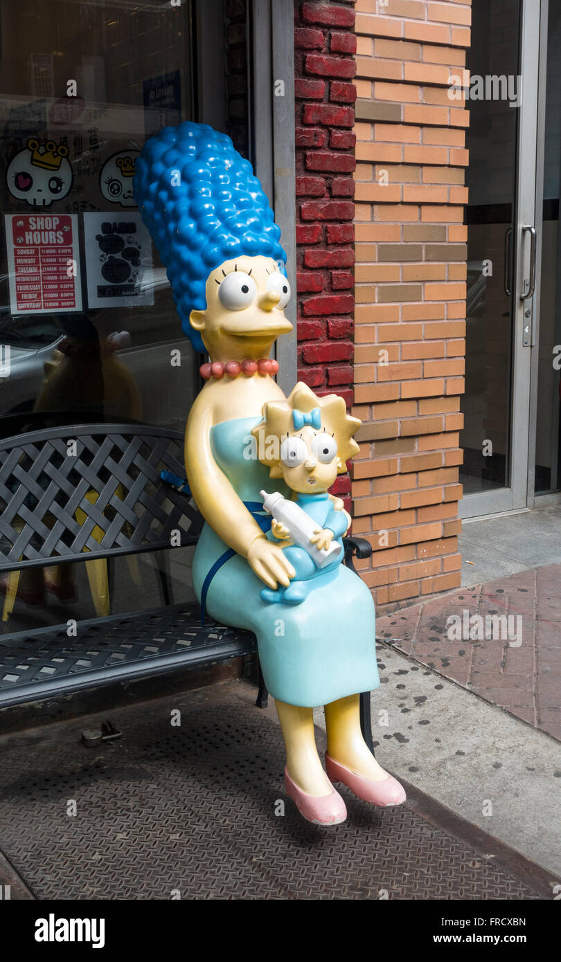 Vita di plastica-size modello di Marge Simpson holding baby Maggie Simpson al di fuori di un ristorante del centro cittadino di New York City Foto Stock