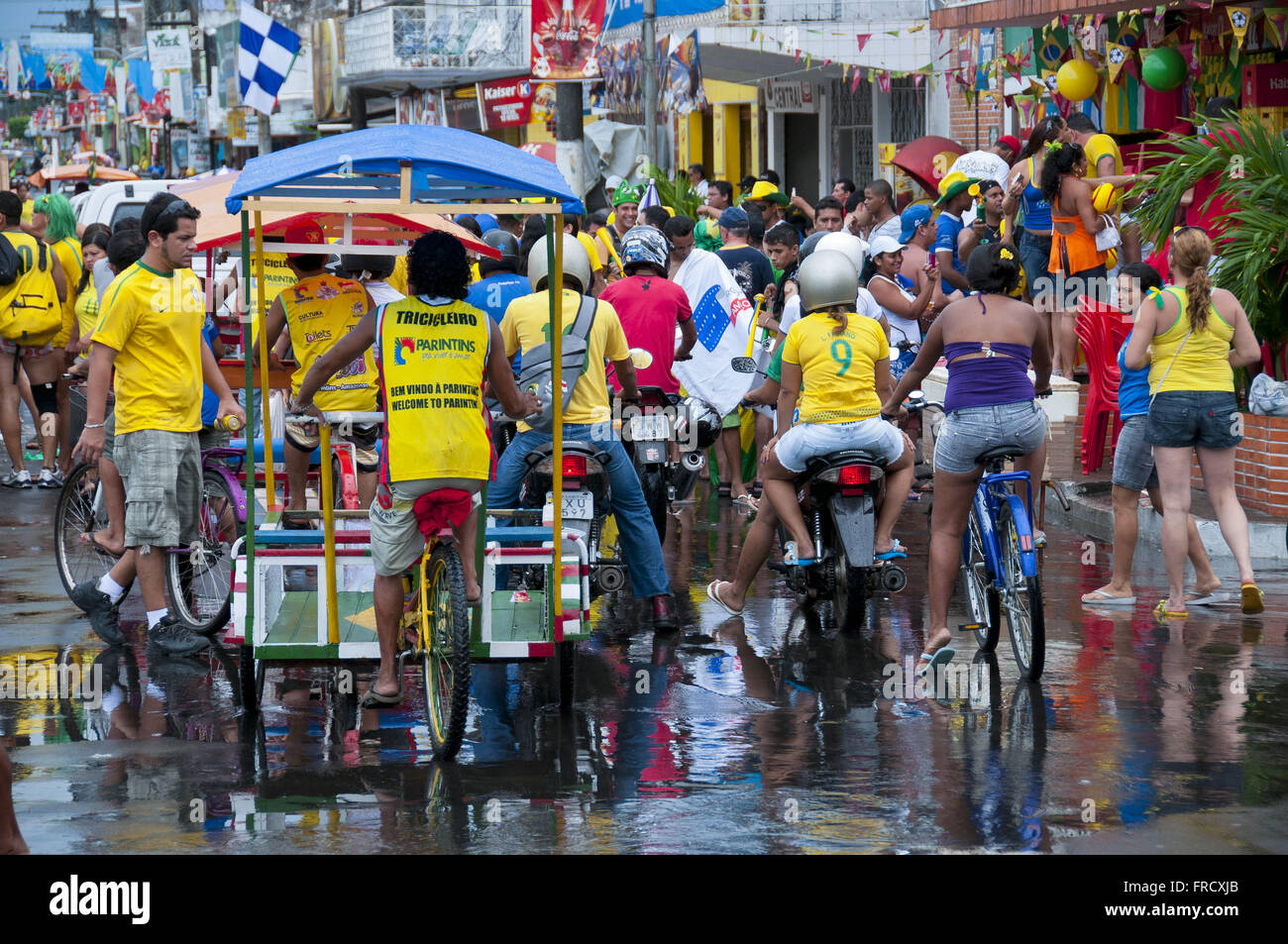 Circolazione sulle strade di Parintins sulla giornata di gioco in Brasile e Portogallo nella Coppa del Mondo in africa Foto Stock