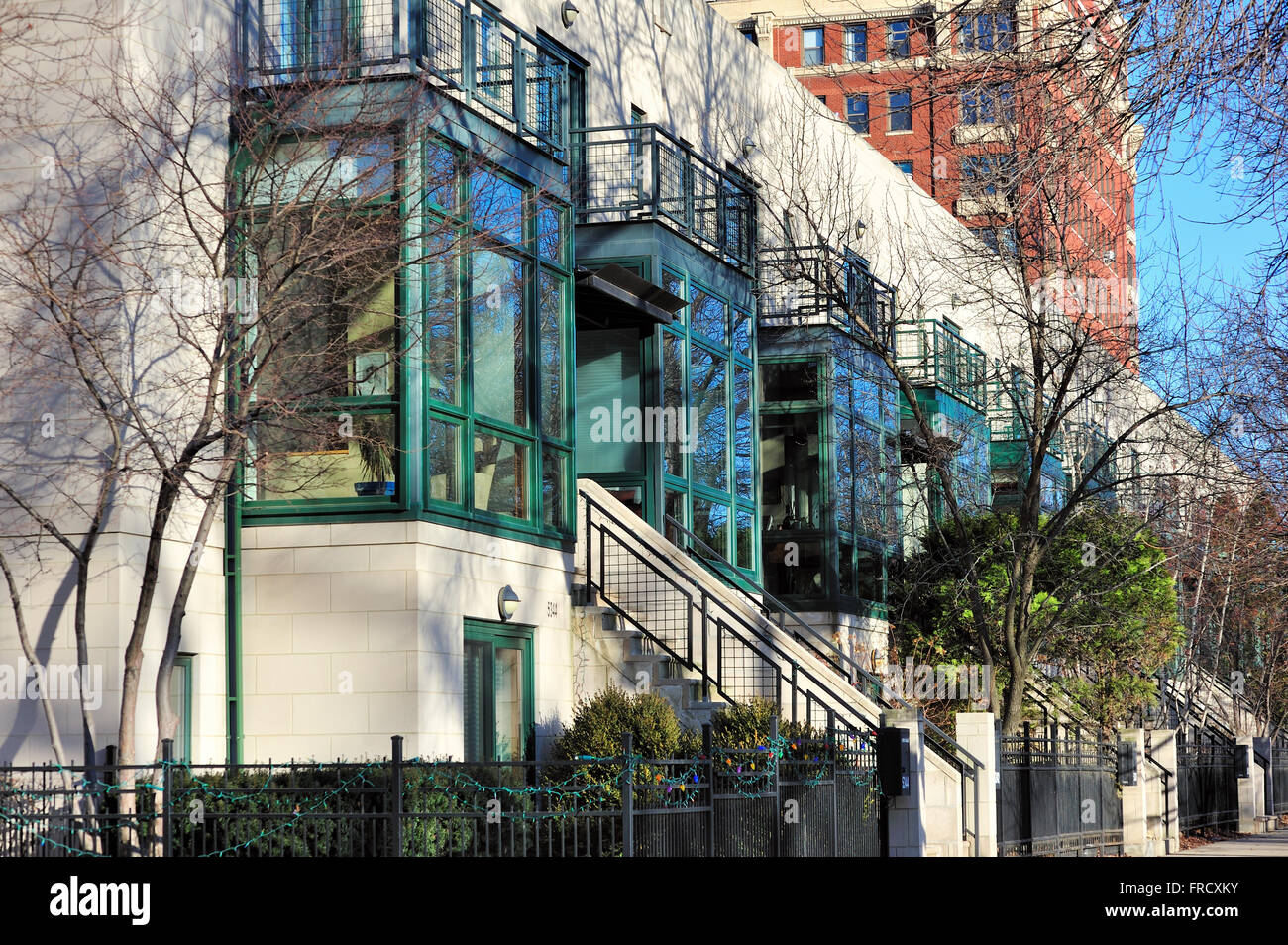 Residences stile con finestre di immagini in una fila di edifici in una zona alla moda del quartiere di Chicago di Hyde Park. Chicago, Illinois, Stati Uniti d'America. Foto Stock