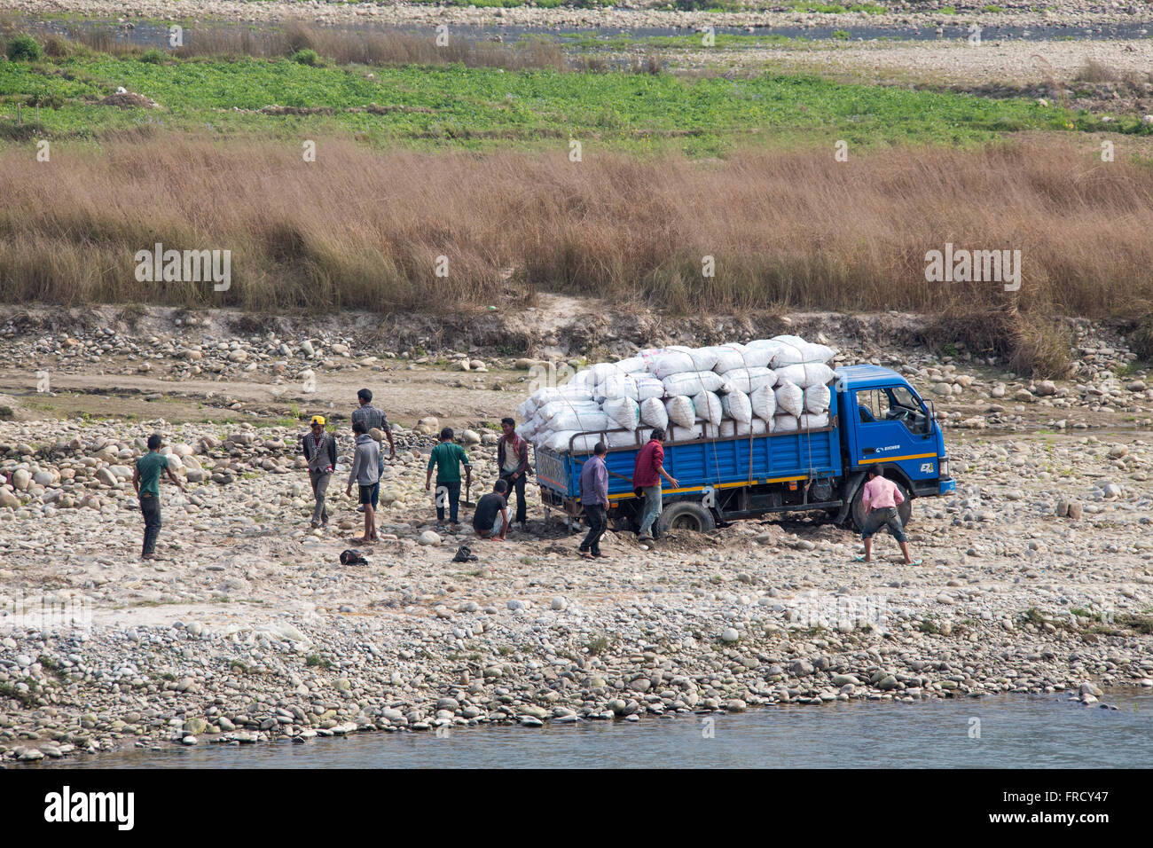 Acquirente di patate bloccato durante il trasporto di patate provenienti dai campi Nuwakot, Nepal Foto Stock