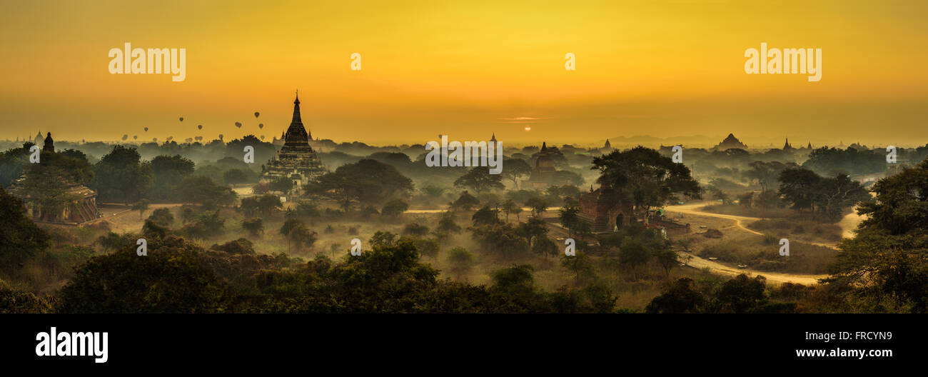 Scenic sunrise sopra Bagan in Myanmar. Bagan è una città antica con migliaia di storici templi buddisti e gli stupa. Foto Stock