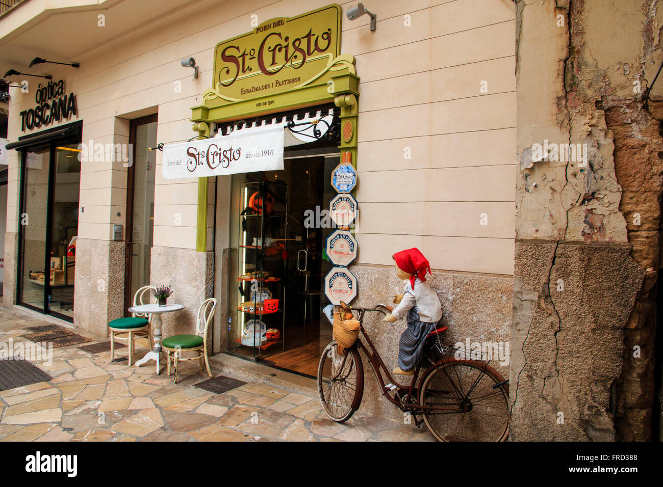 Palma de Mallorca, street scene della vita quotidiana. Negozio di fronte con il rosso in bicicletta e manichino. St Cristo Cafe vicino a Plaza d'Espana. Foto Stock