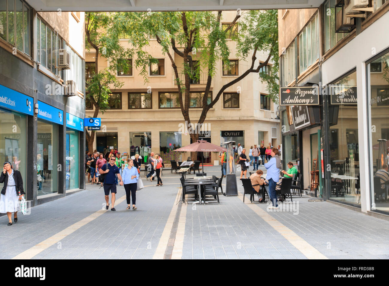 Isole Baleari Spagna, Mallorca, Palma de Mallorca, Old Town, centro storico. street scene della vita quotidiana. Pizza Bar Foto Stock