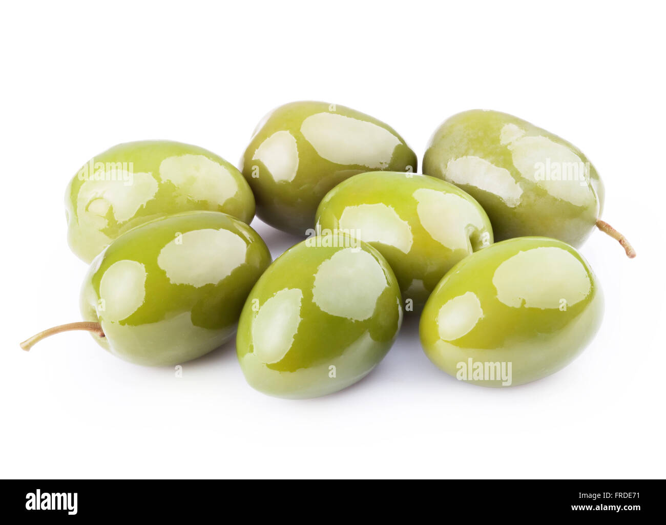 Fresco di olive verdi isolati su bianco. Tracciato di ritaglio Foto Stock