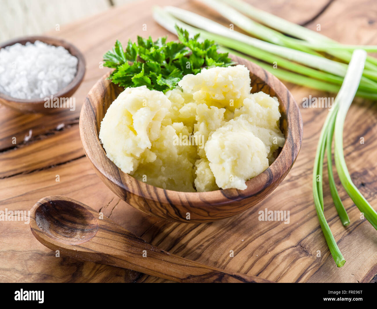 Purè di patate nella ciotola di legno sul vassoio di servizio Foto Stock