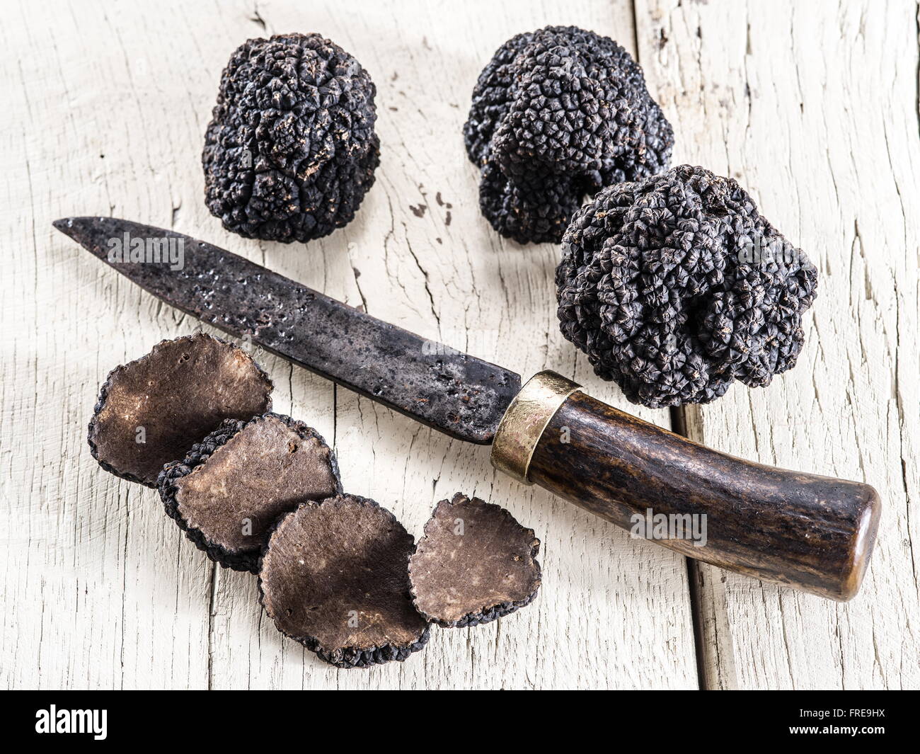 Tartufo nero sul vecchio tavolo in legno. Foto Stock