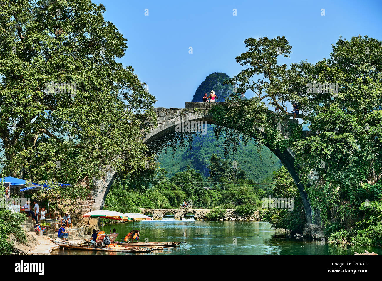 Nel Guangxi, Cina - 29 settembre , 2014 : Yulong fiume tra Guilin e Yangshuo nella provincia di Guangxi Cina Foto Stock