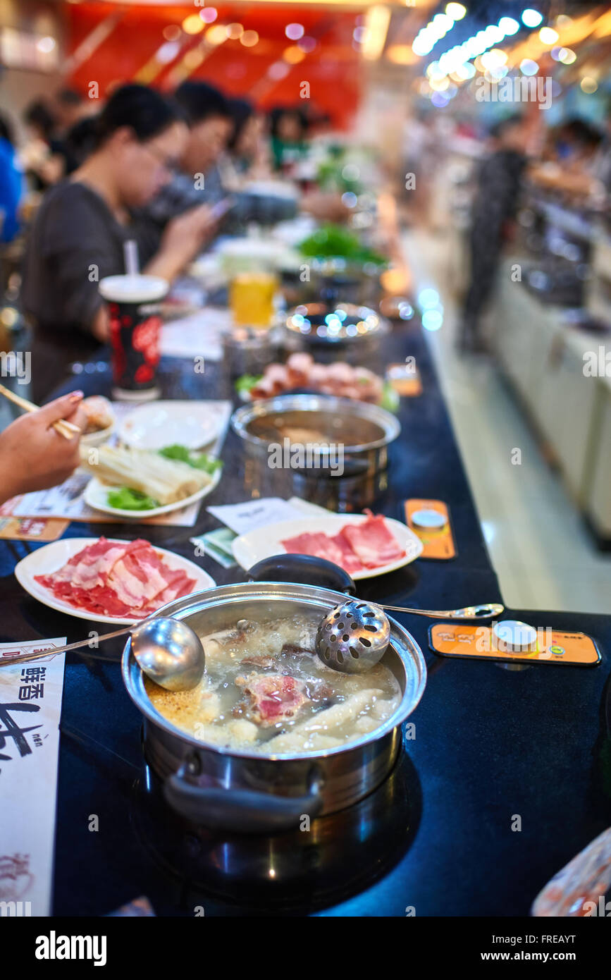 Pechino , Cina - 24 Settembre 2014: persone mangiare Cinese Hot Pot in un ristorante a Beijing in Cina Foto Stock
