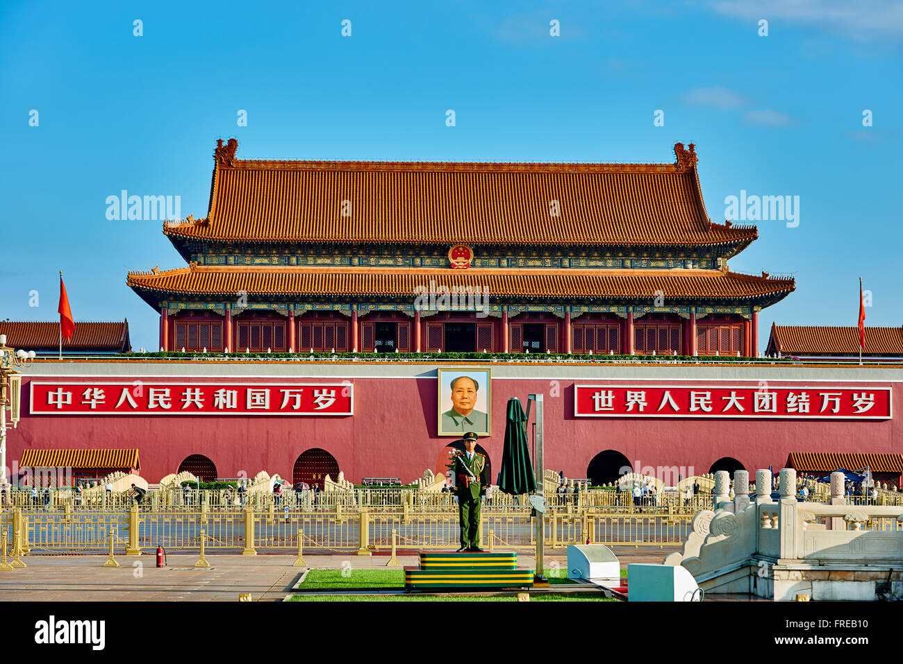 Pechino , Cina - 24 Settembre 2014: soldato cinese di fronte alla porta della Pace Celeste piazza Tiananmen la Città Proibita di Pechino CINA Foto Stock