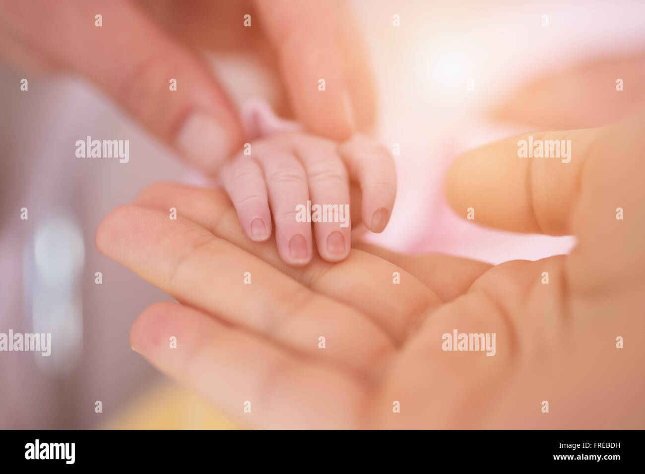Madre della mano che tiene la mano per neonati Foto Stock