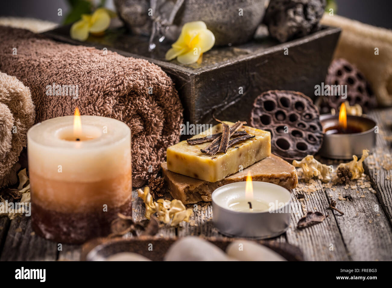 Composizione con candele su sfondo di legno Foto Stock