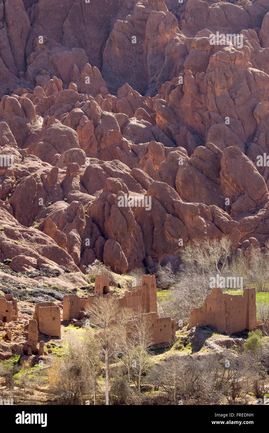 Rovinato Casbah al cosiddetto colline di corpi umani in Dadès gole, contrafforti meridionali dell'Alto Atlante Foto Stock