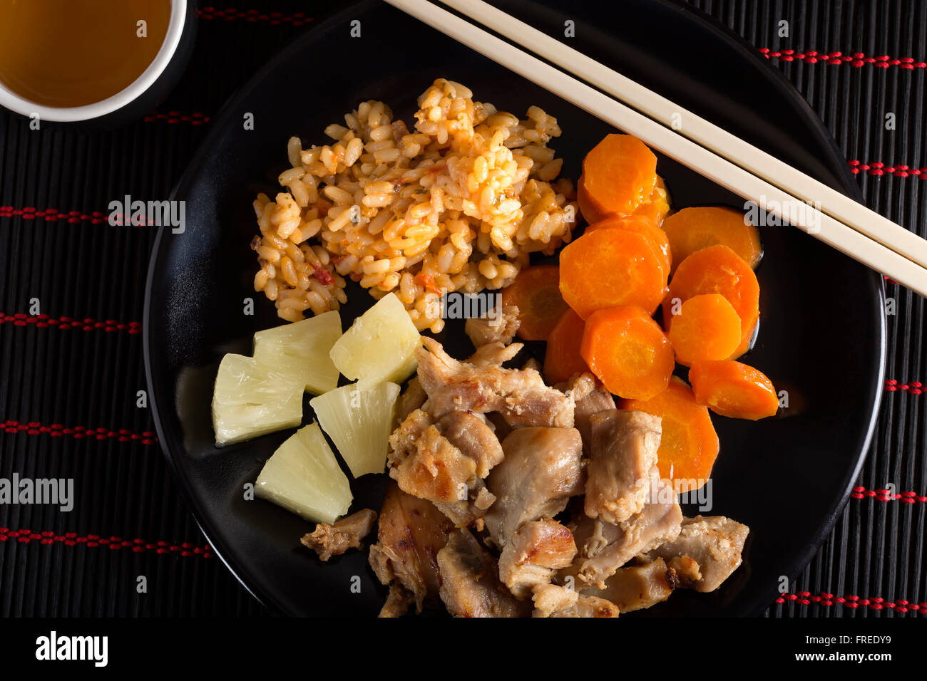 Cucina cinese - fritto di pollo in agrodolce con verdure Foto Stock