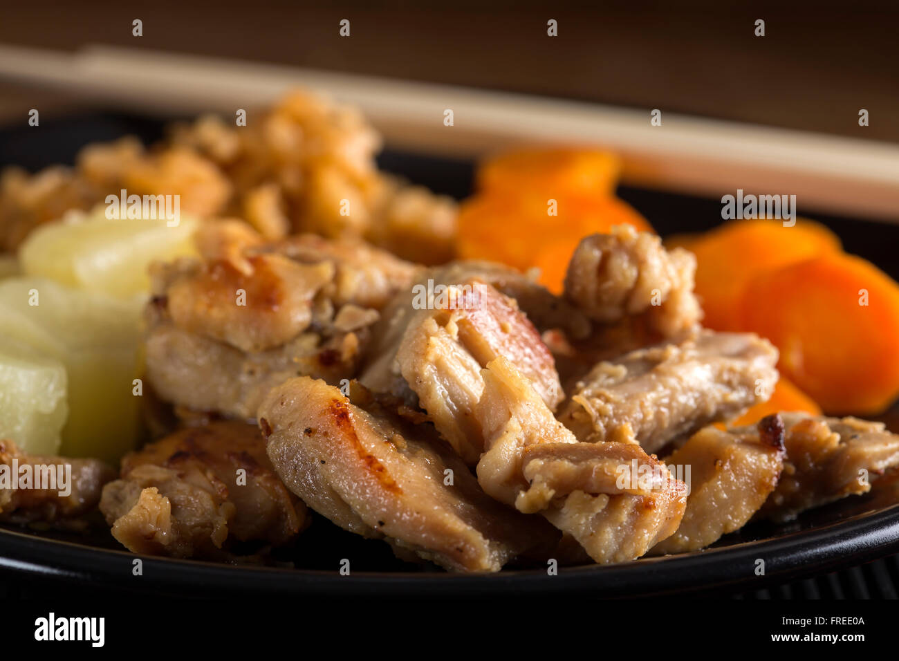 Cucina cinese - fritto di pollo in agrodolce con verdure Foto Stock