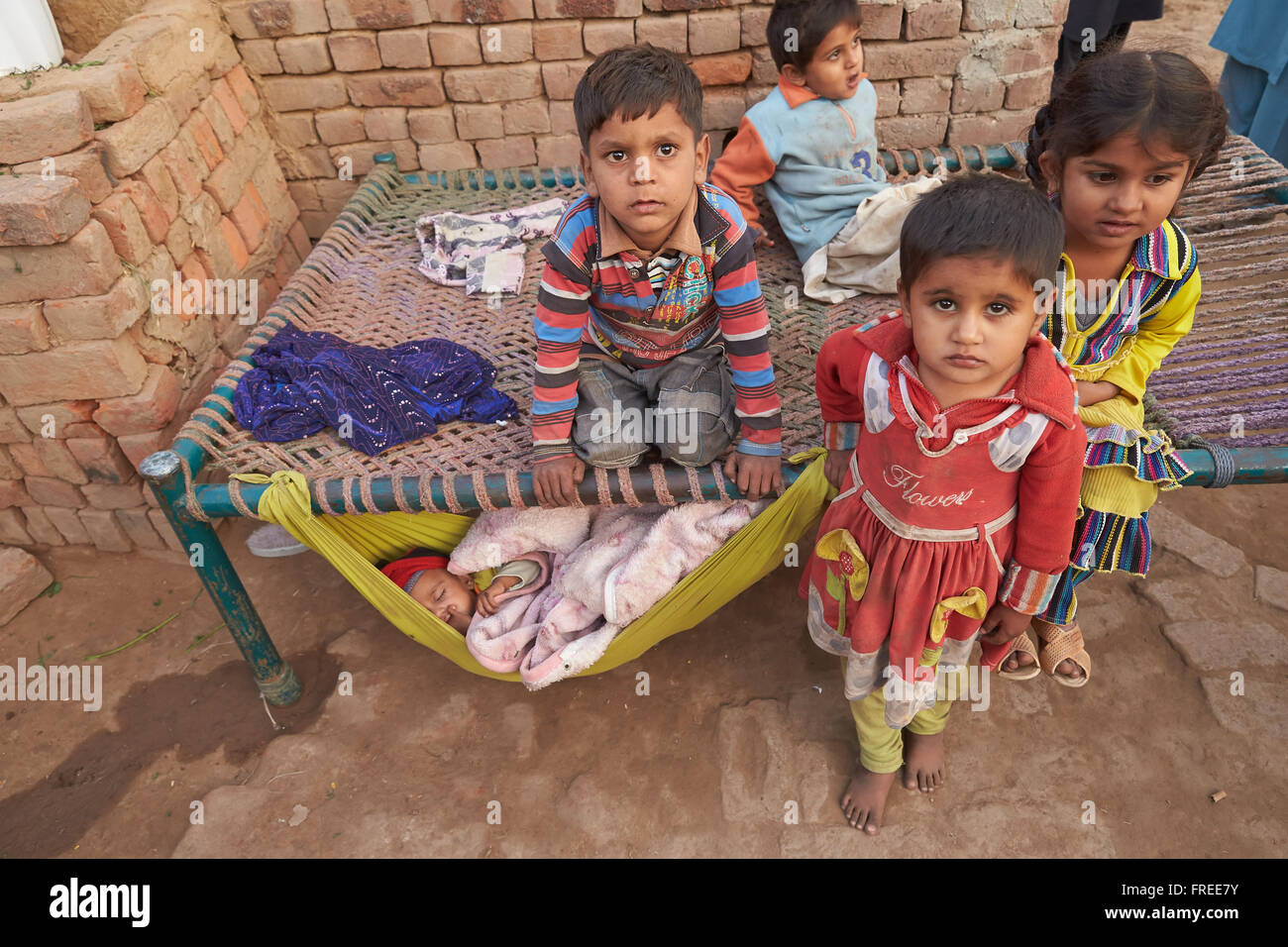Famiglia i bambini vivono in modo primitivo in una fornace, Mahey, Pakistan Foto Stock