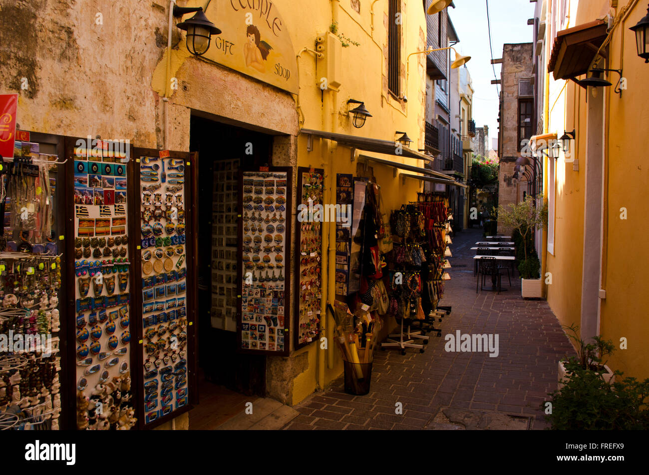 Città vecchia di Chania strada stretta con negozi di souvenir, isola di Creta, Grecia Foto Stock