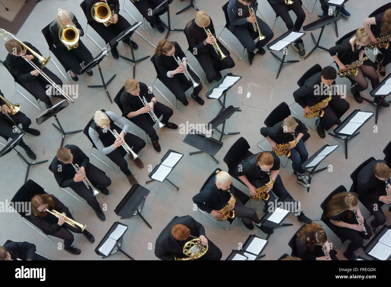 Banda di giovani di eseguire in Harpa congresso e la sala concerti, Reykjavik, Islanda Foto Stock