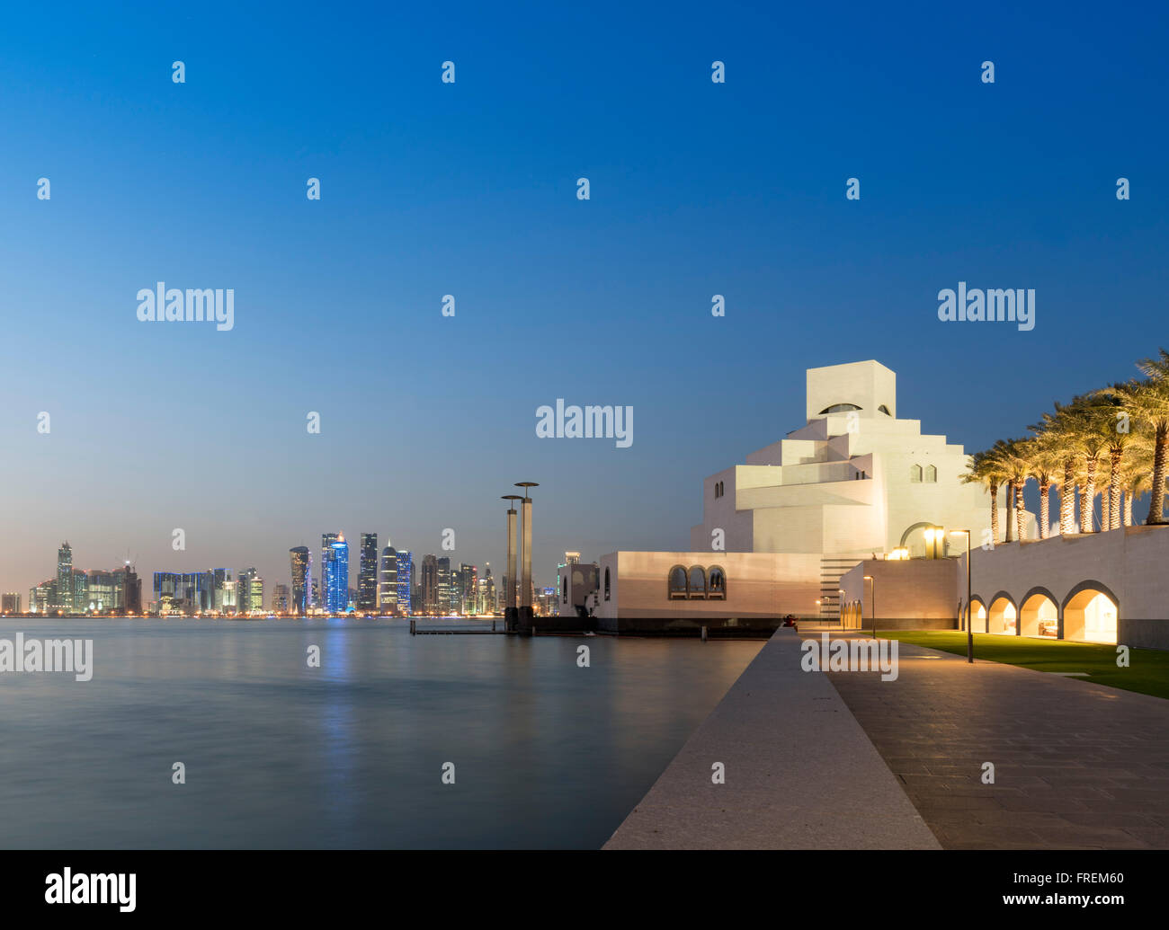 Vista notturna del Museo di Arte Islamica di Doha in Qatar Foto Stock