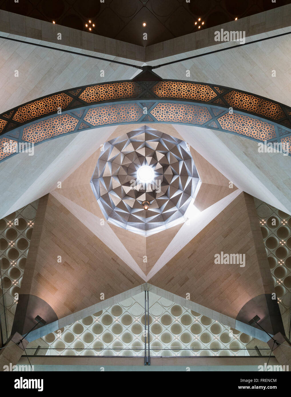 Vista interna di dettagli architettonici del tetto presso il Museo di Arte Islamica di Doha in Qatar Foto Stock