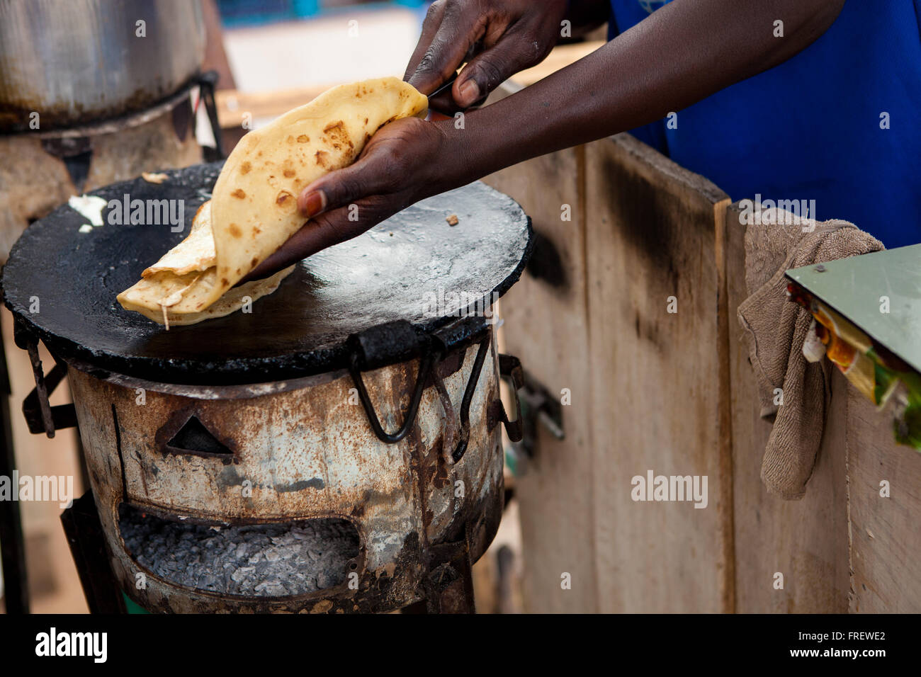 Chapatis essendo cotti su una stufa, Uganda Africa Foto Stock