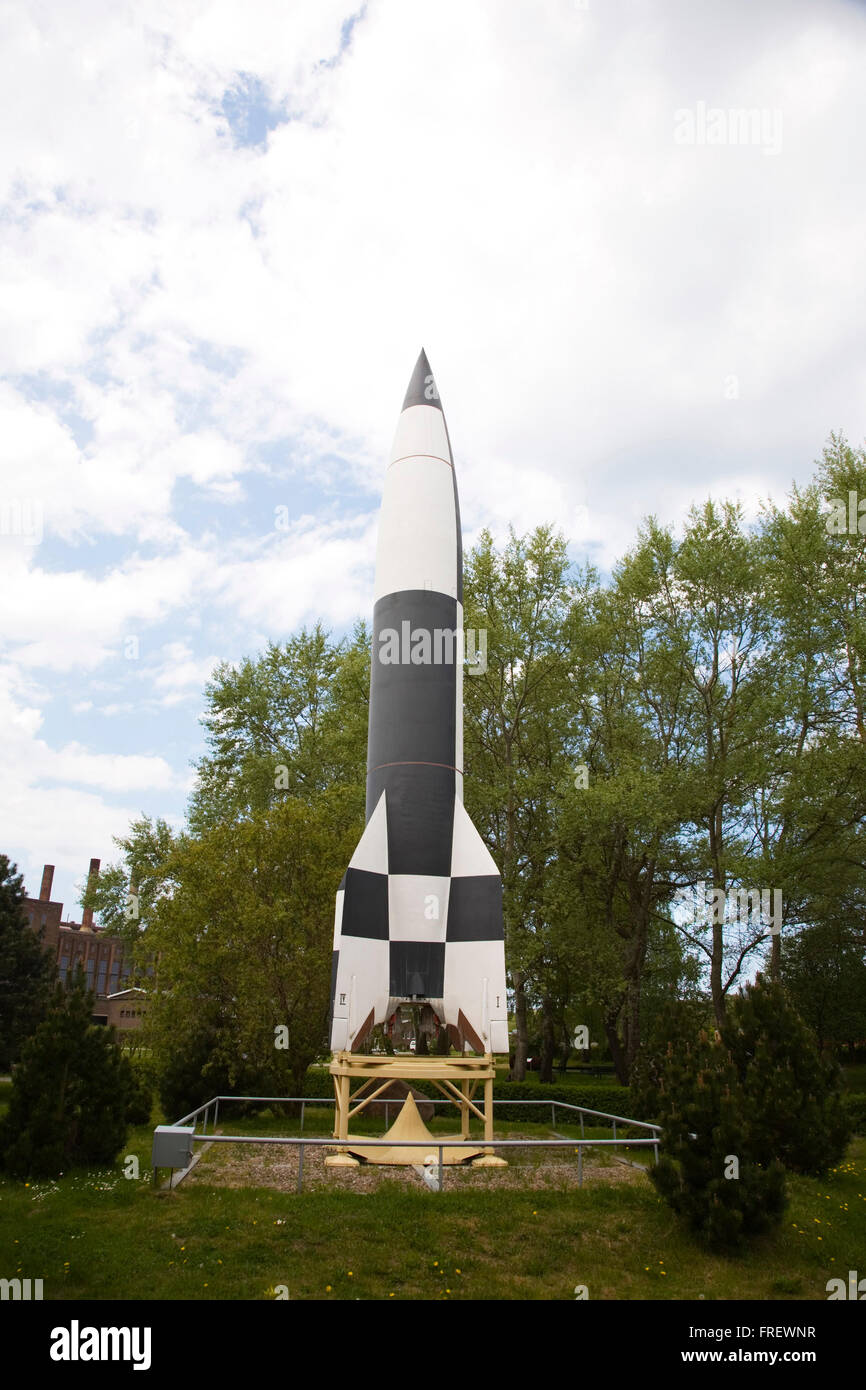 Una replica del razzo V2 costruito da Verner von Braun e ora esposti al Museo Peenemynde in Germania Foto Stock