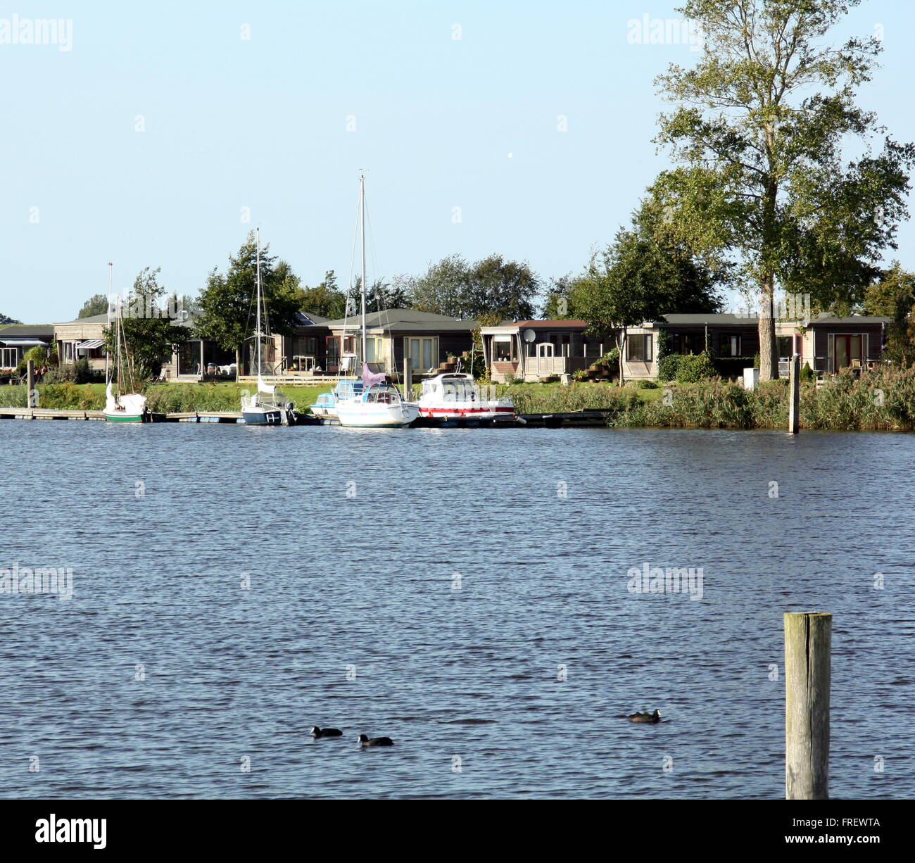 Lauwersmeer. Settembre-27-2014. Case vacanze e barche sul Lauwersmeer Oostmahorn a. Paesi Bassi Foto Stock