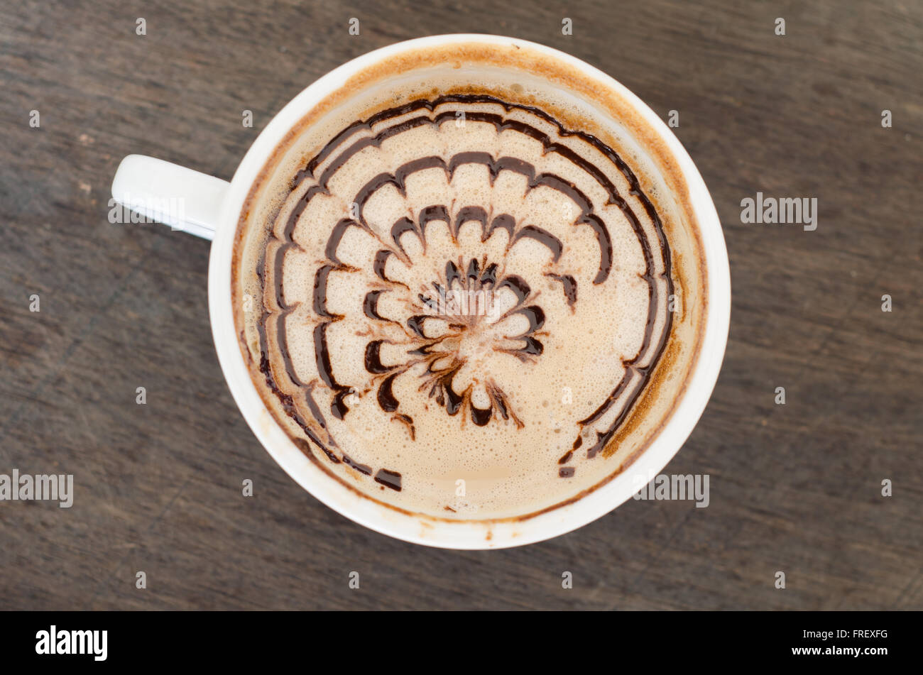 Svuotare tazza da caffè su sfondo di legno Foto Stock