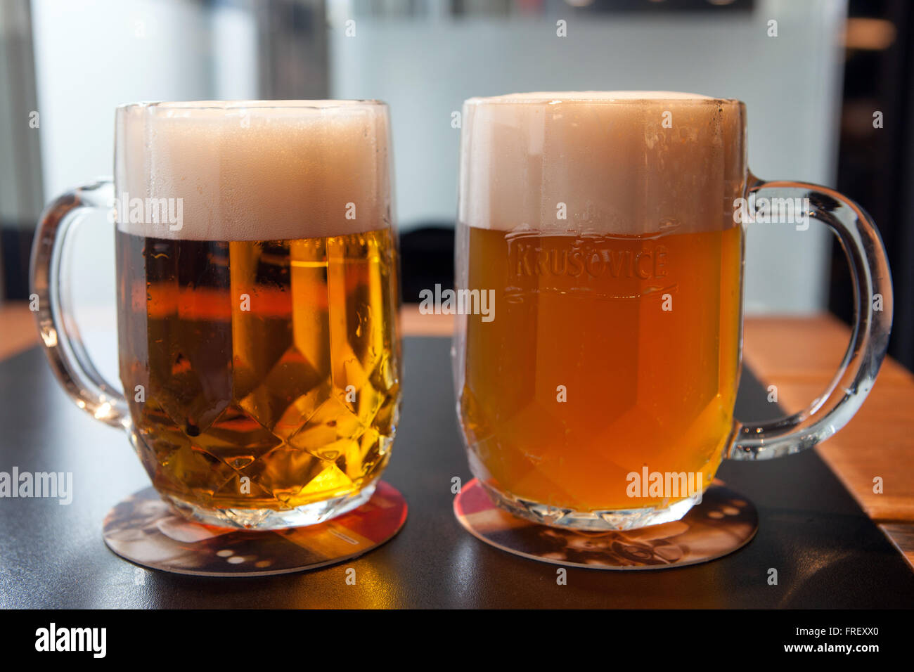La birra ceca vetro, due pinte di birra con diversi tipi di birra chiara Krusovice, tipicamente lager e birra di frumento, Praga, Repubblica Ceca Foto Stock