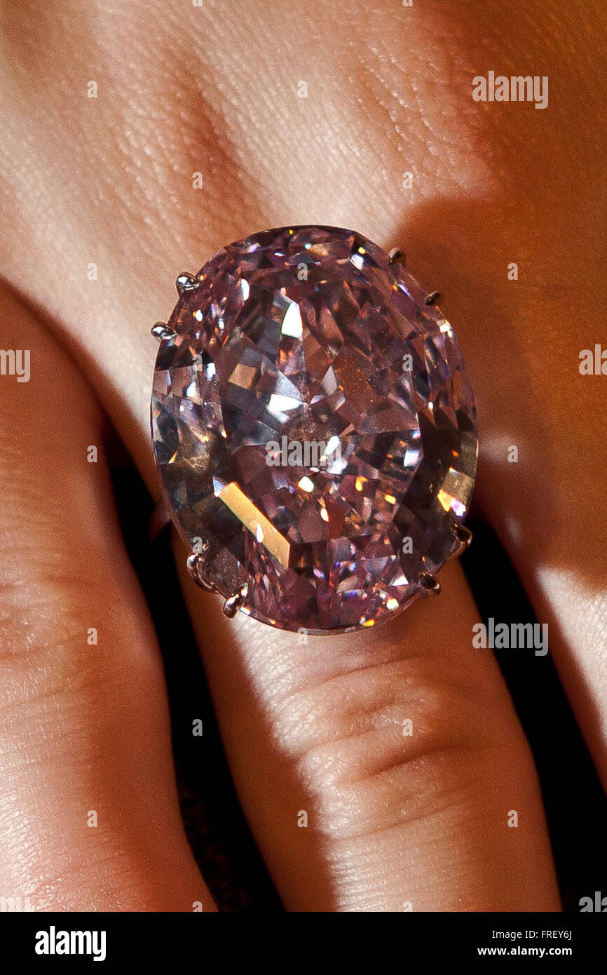 La Stella rosa", il mondo più prezioso diamante mai ad essere offerti in  asta. Il 59,6 carati è stata venduta da Sotheby's per $83M Foto stock -  Alamy