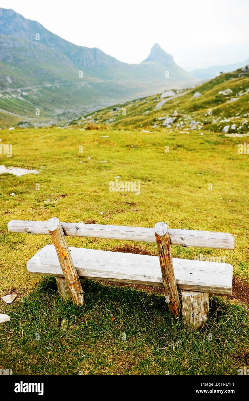 Svuotare panca in legno su Sedlo passano nel Parco Nazionale del Durmitor in Montenegro Foto Stock